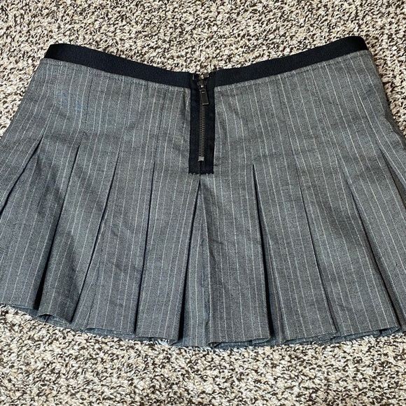 Y2K Guess Black and Gray Pleated Skater Mini Skirt - Picture 3 of 5